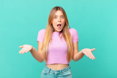 Genç ve güzel bir kadın inanılmaz bir sürprizle şaşkına dönmüş ve hayrete düşmüştü.