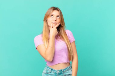 Düşünen, kuşkulu ve kafası karışık genç bir kadın.