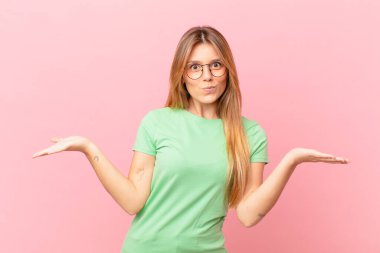 Genç güzel kadın şaşkın, şaşkın ve şüpheci hissediyor.