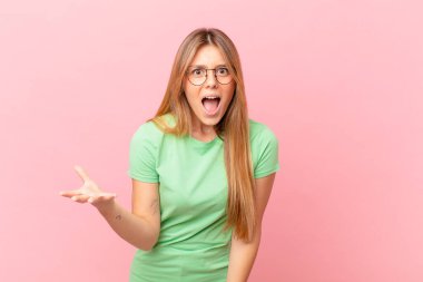 Genç ve güzel bir kadın sinirli, sinirli ve sinirli görünüyor.