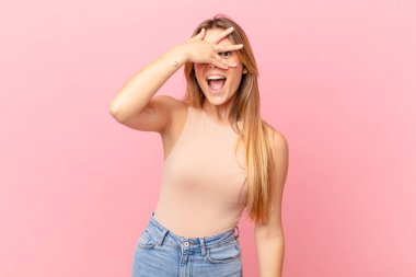 Genç, güzel bir kadın şok olmuş, korkmuş ya da korkmuş görünüyor.