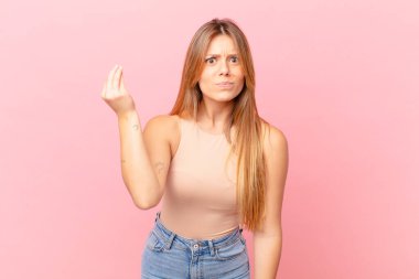 Genç ve güzel bir kadın kapiş ya da para hareketi yapıyor, sana ödemeni söylüyor.