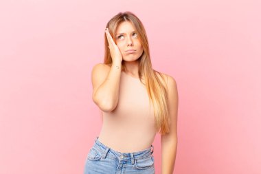 Genç ve güzel bir kadın yorgun, bıkkın ve uykulu hissediyor.