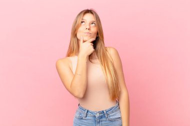 Düşünen, kuşkulu ve kafası karışık genç bir kadın.