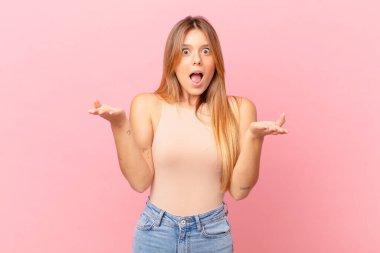 Genç ve güzel bir kadın son derece şaşkın ve şaşırmış hissediyor.