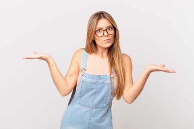 Genç güzel kadın şaşkın, şaşkın ve şüpheci hissediyor.