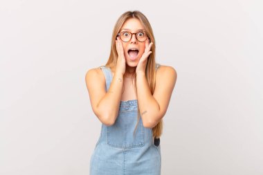 Genç ve güzel bir kadın şok olmuş ve korkmuş hissediyor.