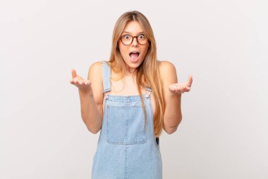 Genç ve güzel bir kadın inanılmaz bir sürprizle şaşkına dönmüş ve hayrete düşmüştü.