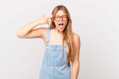 Genç ve güzel bir kadın mutsuz ve stresli görünüyor, intihar jesti silah işareti yapıyor