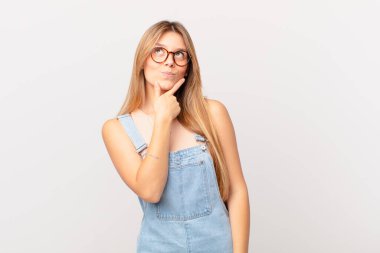 Düşünen, kuşkulu ve kafası karışık genç bir kadın.