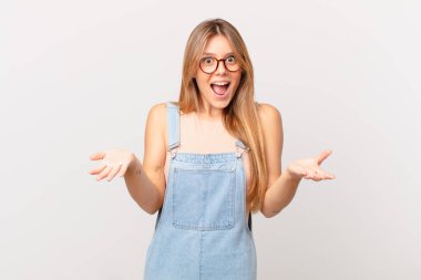 Genç ve güzel bir kadın son derece şaşkın ve şaşırmış hissediyor.