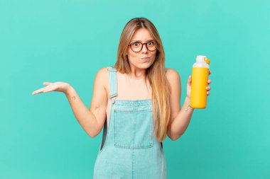 Kafası karışmış, kafası karışmış ve şüpheci genç bir kadın.