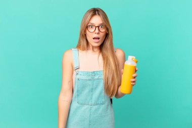 Şok olmuş ya da şaşırmış gibi görünen yumuşak bakışlı genç bir kadın.