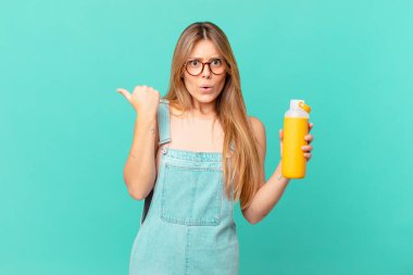 İnançsızlıktan şaşkın şaşkın bakan genç bir kadın.