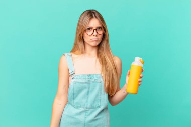 Hüzünlü ve sızlanan, mutsuz bakışlı ve ağlayan genç bir kadın.