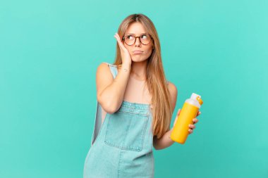 Sıkılmış, hayal kırıklığına uğramış, yorgun ve uykulu bir genç kadın.