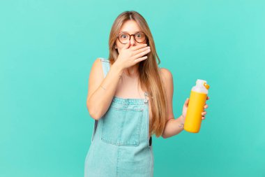 Ağzı pürüzsüz, elleri şoke olmuş genç bir kadın.