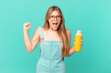 Kızgın bir ifadeyle agresif bir şekilde bağıran pürüzsüz bir genç kadın.