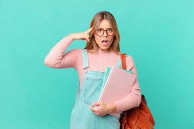 Genç bayan öğrenci şaşırmış görünüyor, yeni bir düşünce, fikir ya da konsept keşfediyor.