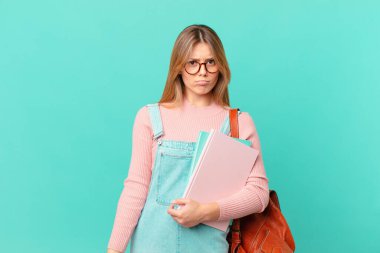 Genç bir kız öğrenci üzgün ve sızlanıyor. Mutsuz bir bakışla ve ağlamayla.