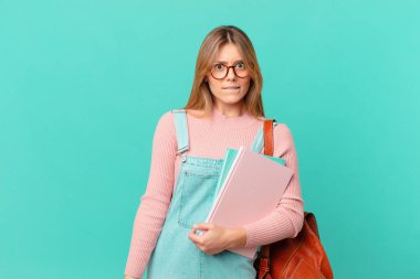 Kafası karışmış ve kafası karışmış genç bir bayan.