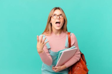 Çaresiz, hayal kırıklığına uğramış ve stresli görünen genç bir bayan öğrenci.