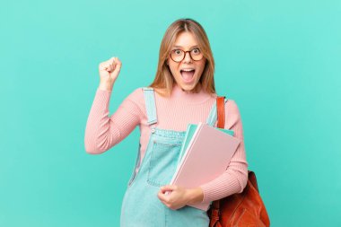 Genç bayan kızgın bir ifadeyle agresif bir şekilde bağırıyor.