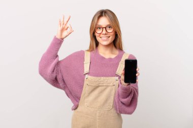 Hücrede mutlu hisseden genç bir kız, iyi bir jestle onay veriyor.