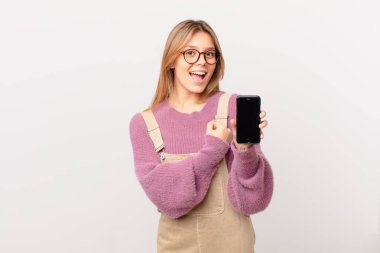 Hücresi olan genç bir kız kendini mutlu hissediyor ve meydan okumayla yüzleşiyor ya da kutluyor