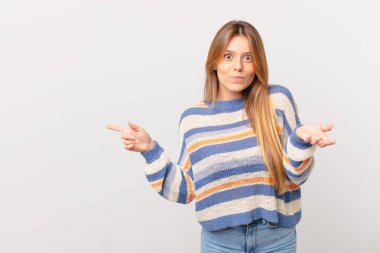 Genç güzel kız şaşkın, şaşkın ve şüpheci.