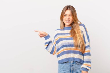 Genç güzel kız şaşkın ve şaşkın hissediyor.