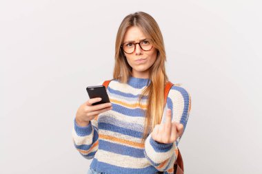 Hücresi olan genç bir kız sinirli, sinirli, asi ve agresif.