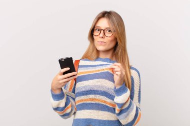 Hücresi olan genç bir kız kibirli, başarılı, pozitif ve gururlu görünüyor.