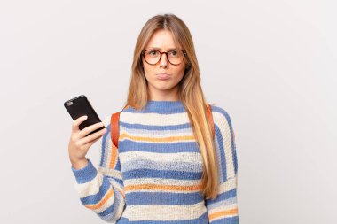 Hücresi olan genç bir kız üzgün ve sızlanıyor mutsuz bir bakışla ve ağlamakla