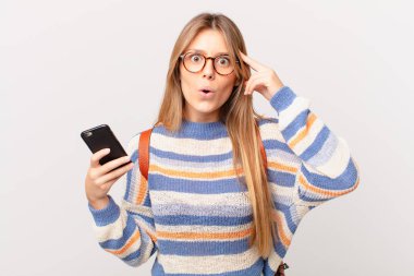 Hücresi olan genç kız şaşırmış görünüyor, yeni bir düşünce, fikir ya da konsept keşfediyor.