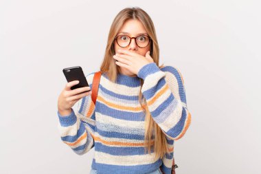 Ağzı kapalı, elleri şoke olmuş genç bir kız.