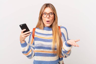 Hücresi olan genç bir kız şok olmuş ve şaşırmış hissediyor.