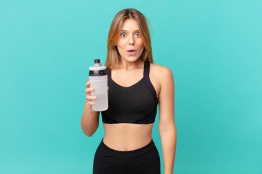 Genç ve güzel bir kadın. Şok olmuş ya da şaşırmış görünüyor.