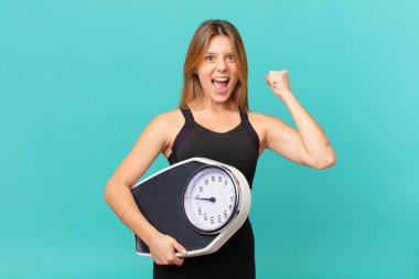 Genç, güzel, zinde bir kadın sinirli bir ifadeyle bağırıyor.