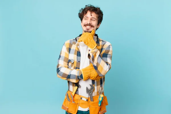 Joven Sirviente Ama Llaves Sonriendo Con Una Expresión Feliz Segura — Foto de Stock