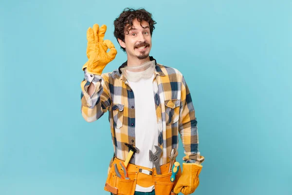 Joven Manitas Ama Llaves Sintiéndose Feliz Mostrando Aprobación Con Buen — Foto de Stock