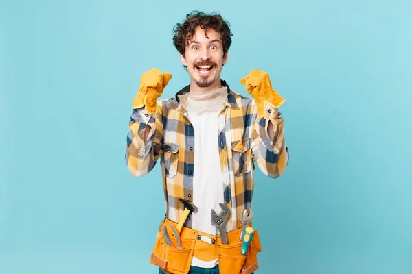 Joven Sirviente Ama Llaves Sentirse Sorprendido Riendo Celebrando Éxito — Foto de Stock