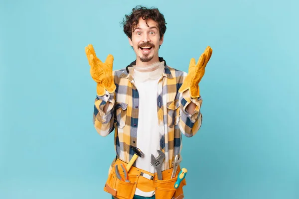 Joven Manitas Ama Llaves Sintiéndose Feliz Asombrado Por Algo Increíble — Foto de Stock