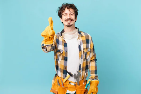 Joven Sirviente Ama Llaves Sonriendo Buscando Amigable Mostrando Número Uno — Foto de Stock