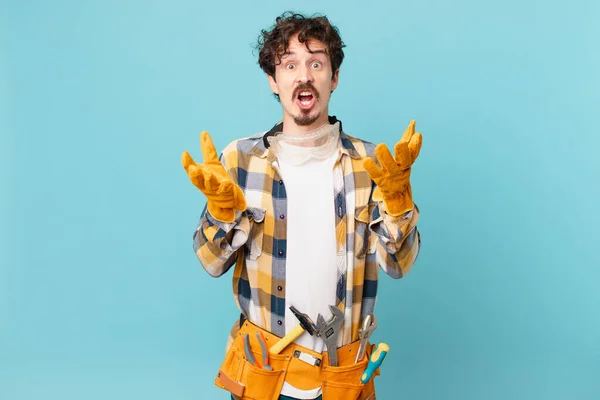 Young Handyman Housekeeper Amazed Shocked Astonished Unbelievable Surprise — Stock Photo, Image