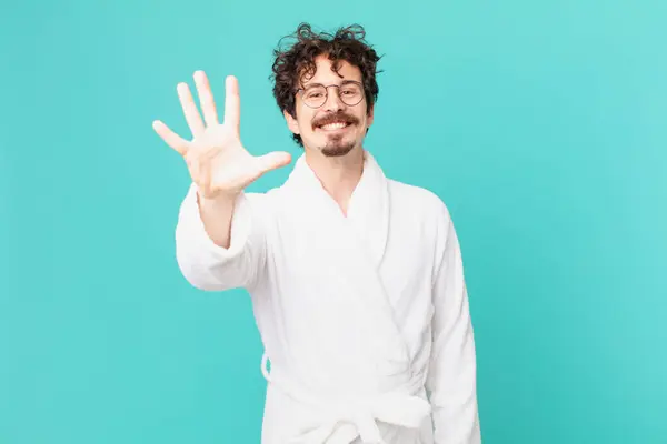 Jeune Homme Peignoir Souriant Regardant Amical Montrant Numéro Cinq — Photo