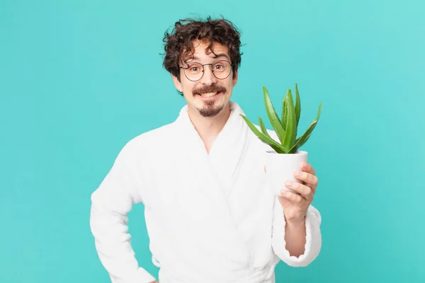 Jonge Man Draagt Badjas Glimlachend Gelukkig Met Een Hand Heup — Stockfoto