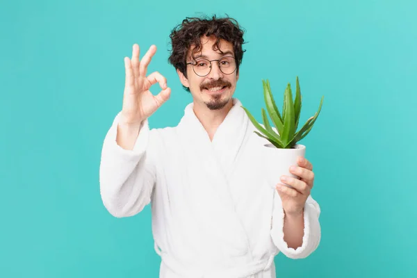 Jongeman Badjas Voelt Zich Gelukkig Toont Goedkeuring Met Goed Gebaar — Stockfoto