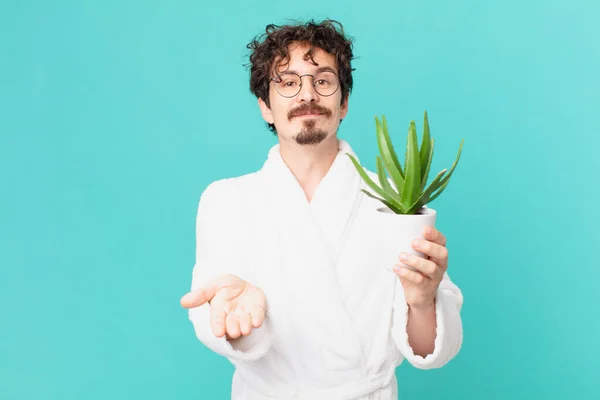 Jonge Man Badjas Vrolijk Glimlachend Met Vriendelijk Aanbieden Tonen Van — Stockfoto