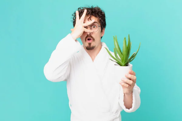 Jonge Man Draagt Badjas Kijken Geschokt Bang Doodsbang Bedekken Gezicht — Stockfoto